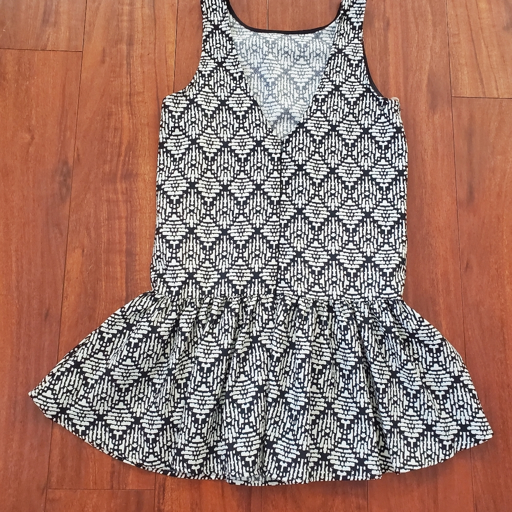 BLACK AND WHITE RUFFLE BOTTOM DRESS. - Picture 4 of 7